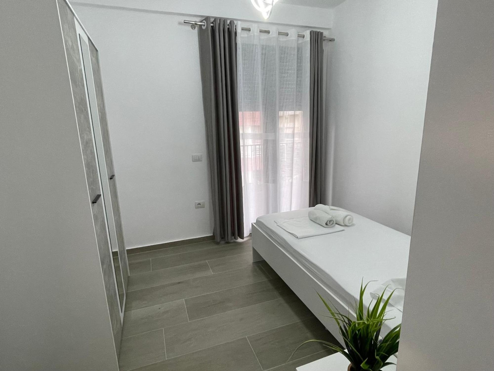 Modern Apartment In Central Vlorë Exterior foto